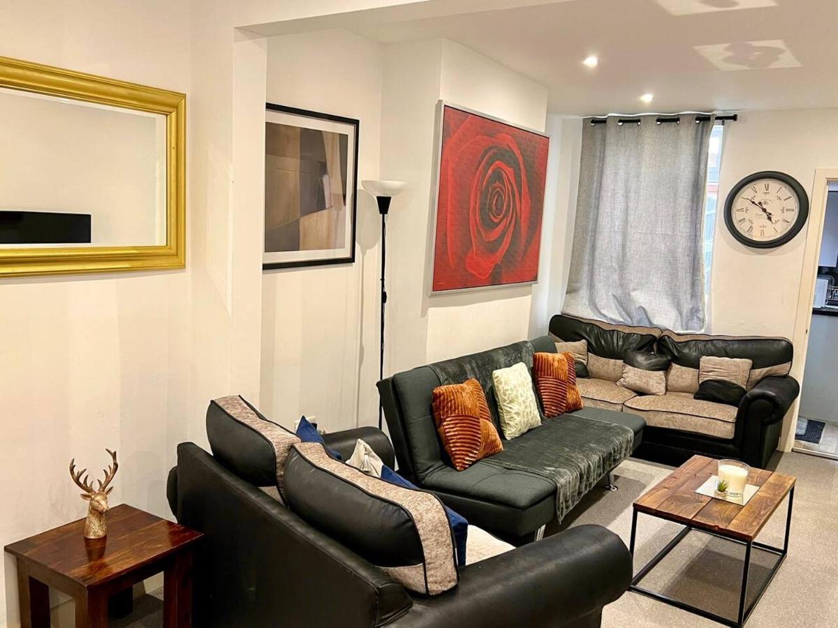 4 Bedroom Terrace House ويلينغبوره المظهر الخارجي الصورة
